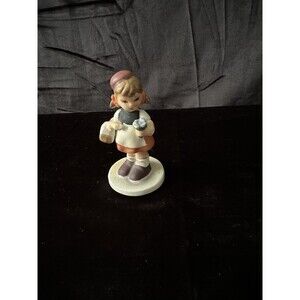 Vtg Porcelain Figurine,little Girl Holding Flowers & a Basket Made In Japan